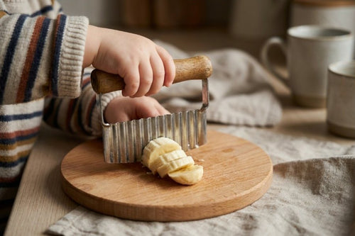 Kind schneidet Banane mit dem Wellenschnittmesser, Visualisierung