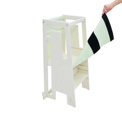 Tuki Startertuch Sage wird ohne Werkzeug vom Lernturm abgenommen, Klettverschluss sichtbar