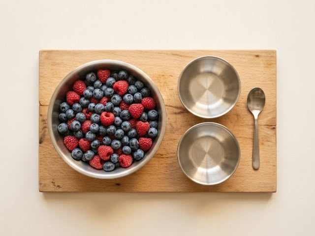 Beeren auf drei Schalen verteilen